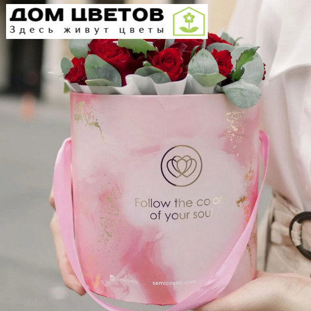 Букет в розовой шляпной коробке Amour Mini из 21 красной розы (Кения) с эвкалиптом