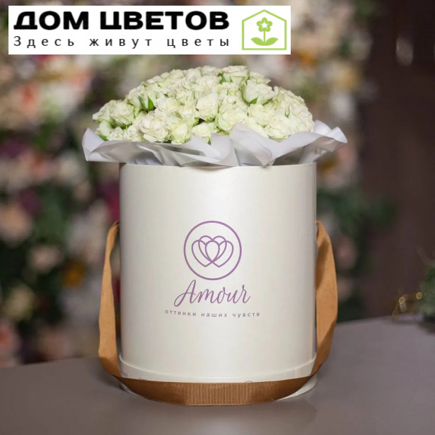 Букет в белой шляпной коробке Amour из 33 белых кустовых роз (Кения)