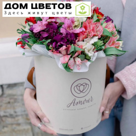 Букет в белой шляпной коробке Amour из 35 альстромерий микс