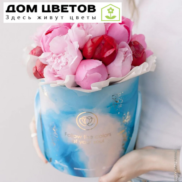 Букет в голубой шляпной коробке Amour Mini из 21 пиона микс Standart Plus