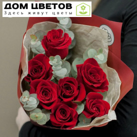 Букет из 7 красных роз Freedom 50 см (Эквадор) с эвкалиптом
