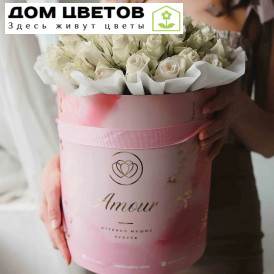 Букет в розовой шляпной коробке Amour из 51 белой розы (Кения)