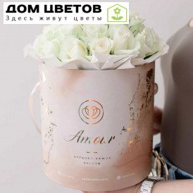 Букет в бежевой шляпной коробке Amour Mini из 31 белой розы (Кения)