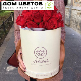 Букет в белой шляпной коробке Amour из 33 красных роз Freedom (Эквадор)