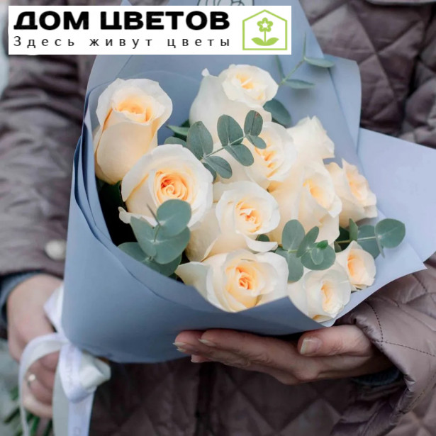 Букет из 11 кремовых роз Creme de la Creme 50 см (Эквадор) с эвкалиптом