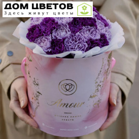 Букет в розовой шляпной коробке Amour Mini из 35 сиреневых (лунных) гвоздик