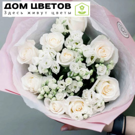 Букет из 10 белых роз (Эквадор) 50 см Vendela и 7 белых лизиантусов