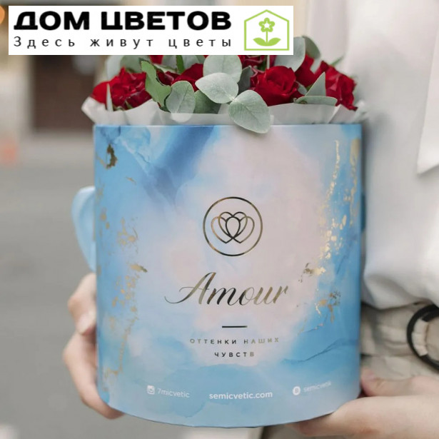 Букет в голубой шляпной коробке Amour Mini из 21 красной розы (Кения) с эвкалиптом