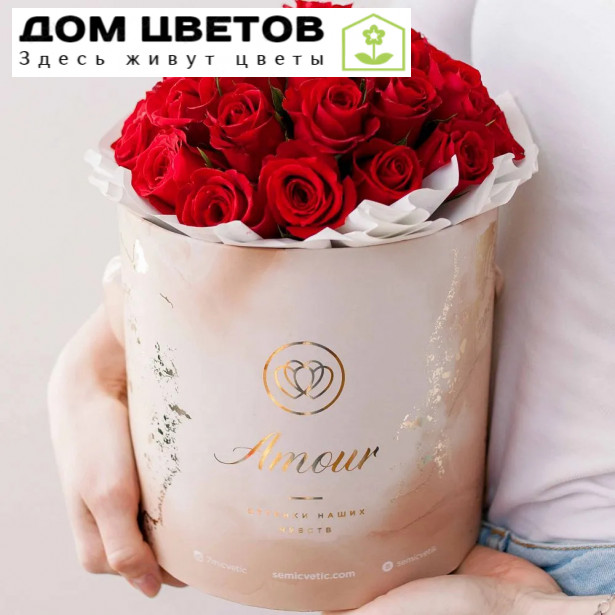 Букет в бежевой шляпной коробке Amour Mini из 31 красной розы (Кения)