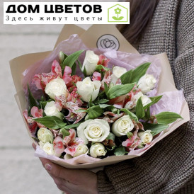 15 белых роз (Кения) и 7 розовых альстромерий в упаковке
