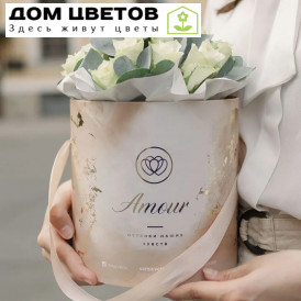 Букет в бежевой шляпной коробке Amour Mini из 21 белой розы (Кения) с эвкалиптом