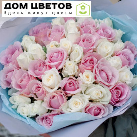 Букет из 51 розовой и белой розы 40 см (Россия)