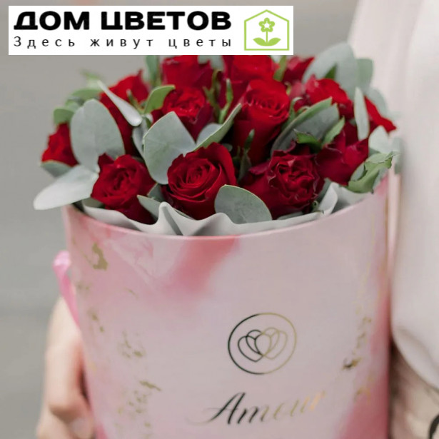 Букет в розовой шляпной коробке Amour Mini из 21 красной розы (Кения) с эвкалиптом