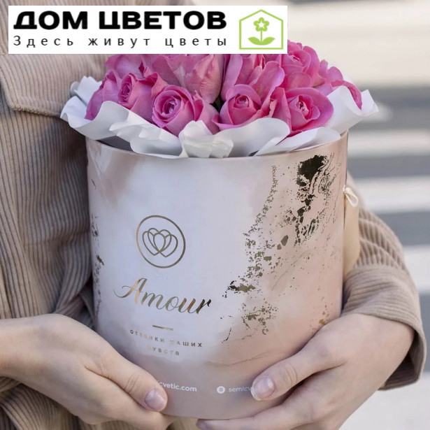 Букет в бежевой шляпной коробке Amour Mini из 31 розовой розы (Кения)