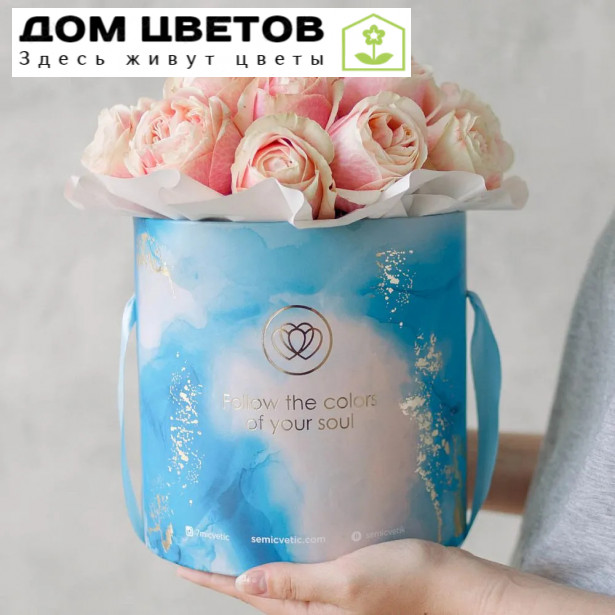 Букет в голубой шляпной коробке Amour Mini из 17 пионовидных роз Swan Grace