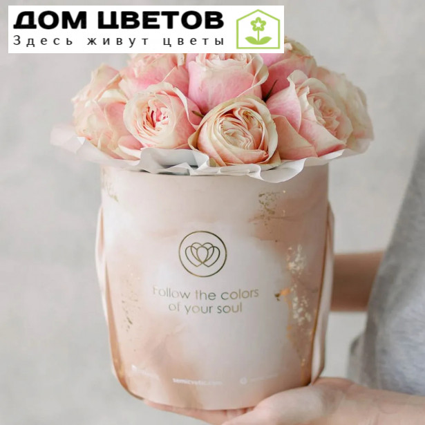 Букет в бежевой шляпной коробке Amour Mini из 17 нежно-розовых пионовидных роз Swan Grace