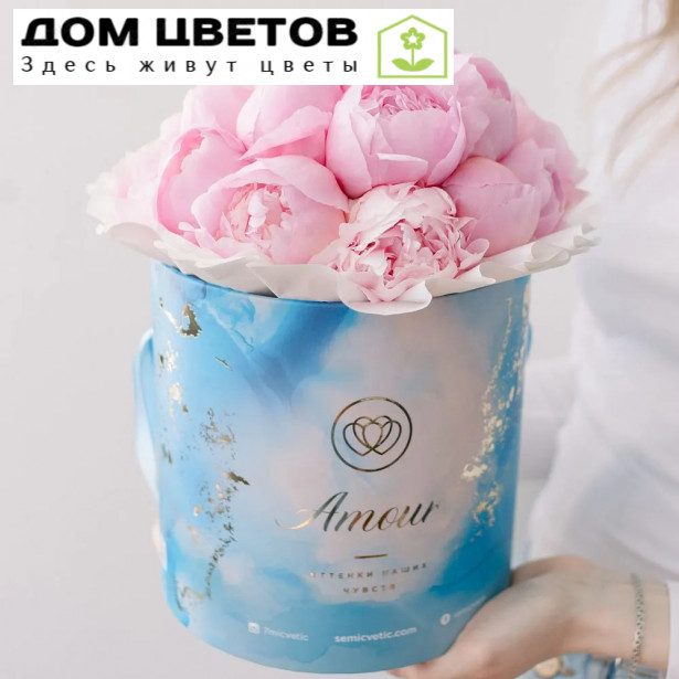 Букет в голубой шляпной коробке Amour Mini из 21 розового пиона Standart Plus