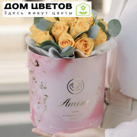 Букет в розовой шляпной коробке Amour Mini из 21 желтой розы (Кения) с эвкалиптом