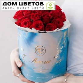 Букет в голубой шляпной коробке Amour Mini из 31 красной розы (Кения)