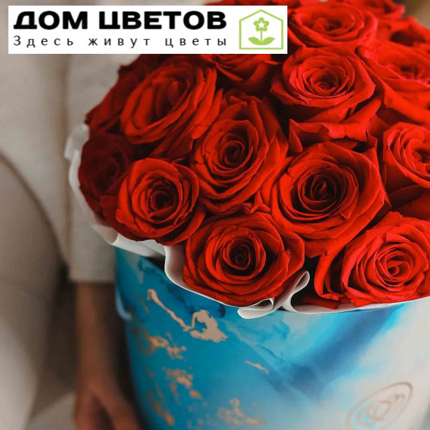 Букет в голубой шляпной коробке Amour из 33 красных роз (Эквадор) Freedom