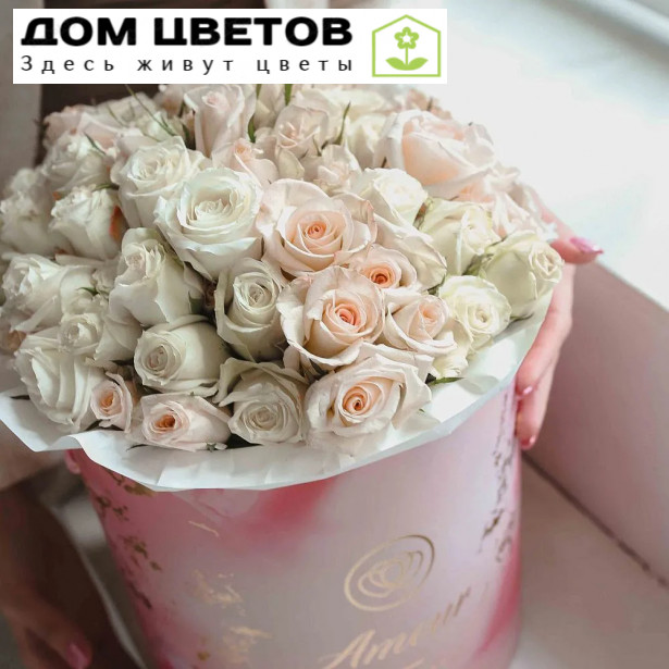 Букет в розовой шляпной коробке Amour из 33 белых и розовых кустовых роз (Эквадор)