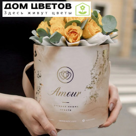 Букет в бежевой шляпной коробке Amour Mini из 21 желтой розы (Кения) с эвкалиптом