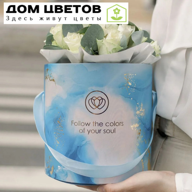 Букет в голубой шляпной коробке Amour Mini из 21 белой розы (Кения) с эвкалиптом