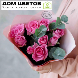 Букет из 9 розовых роз 40 см (Кения) с эвкалиптом