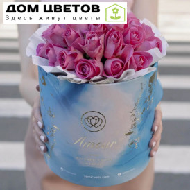 Букет в голубой шляпной коробке Amour Mini из 31 розовой розы (Кения)