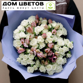 Букет из 18 белых кустовых роз и 7 розовых альстромерий в сиреневой пленке