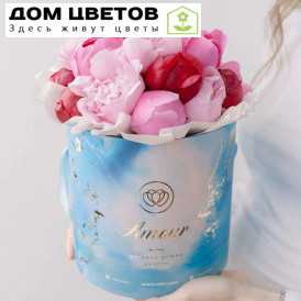 Букет в голубой шляпной коробке Amour Mini из 21 пиона микс Standart Plus