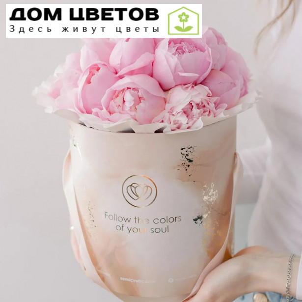 Букет в бежевой шляпной коробке Amour Mini из 21 розового пиона Standart Plus