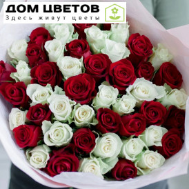 Букет из 51 красной и белой розы микс 40 см (Кения) в упаковке